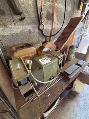 une machine posée sur un établi dans un garage