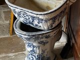 des toilettes surmontées d'une cuvette