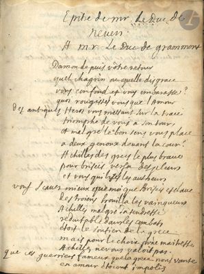 un vieux livre écrit posé sur une table
