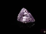 gros plan d'un diamant violet sur une surface noire