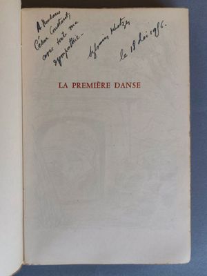 un livre ouvert, sur lequel figurent des inscriptions, posé sur une surface bleue