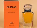 gros plan d'un flacon de parfum à côté d'une boîte