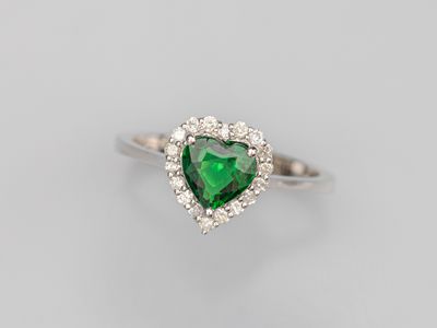 Bague en or gris 750°/°° (18K), sertie d'un grenat vert tsav…