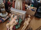 une table sur laquelle se trouvent une statue de Jésus et d'autres objets religieux