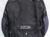 veste noire et grise avec un logo blanc dans le dos