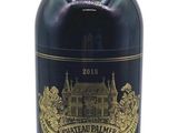 une bouteille de vin rouge avec une étiquette dorée sur fond blanc