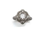 une vieille bague en diamant taillé, sertie dans de l'or blanc et ornée d'un motif floral