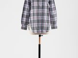 une chemise posée sur un mannequin, sur fond blanc