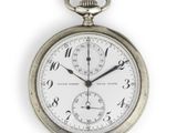une montre de poche en argent sur fond blanc