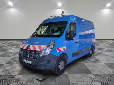la photo d'une camionnette bleue garée dans une pièce