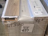 une pile de cartons posée sur une palette en bois