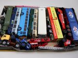 une boîte remplie de petites voitures et de camions posée sur une table