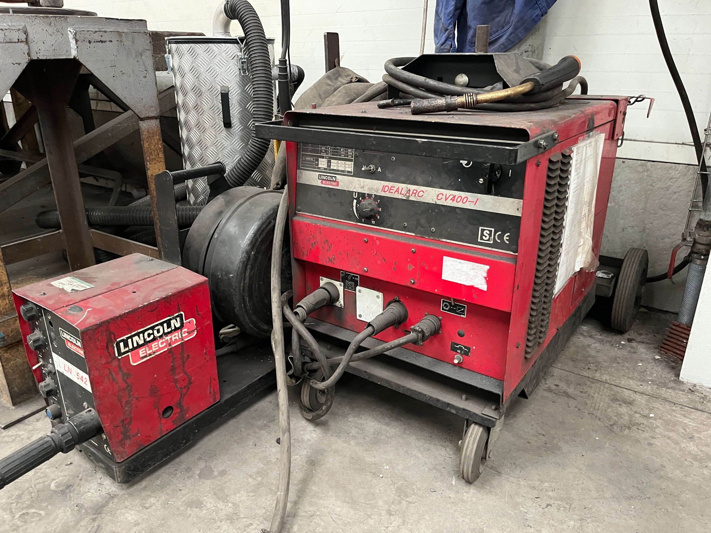 un poste à souder semi-automatique LINCOLN type Idealarc CV4…