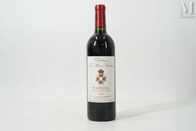 une bouteille de vin posée sur une table