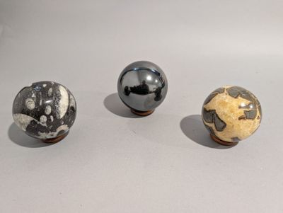 trois billes en marbre posées les unes à côté des autres sur une table