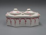 une boîte blanche et rouge munie de deux couvercles