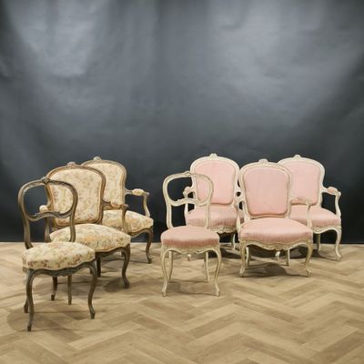quatre chaises et un repose-pieds dans une pièce avec un fond noir