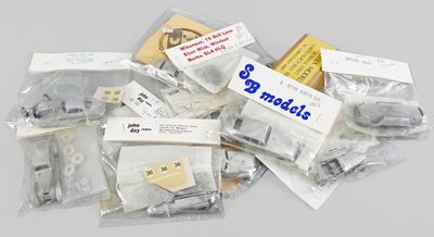 une pile d'objets assortis sur une table