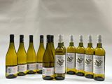six bouteilles de vin blanc sont alignées
