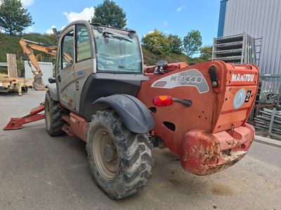 une photo d'un tracteur garé sur un parking