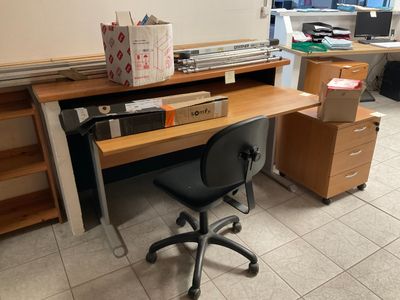 un bureau avec une chaise et un ordinateur dessus