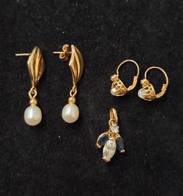 trois paires de boucles d'oreilles en or et une boucle d'oreille en perle
