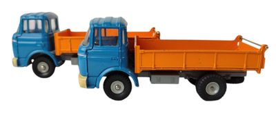 un camion miniature bleu et orange sur fond blanc