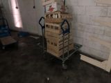 un chariot rempli de caisses en bois dans une pièce
