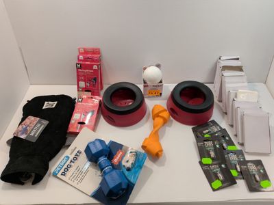 many items that are sitting on a table