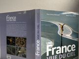 une couverture de livre sur laquelle figure la photo d'une personne sur une planche de surf