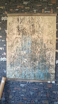 une photo d'un mur sur lequel est accrochée une image
