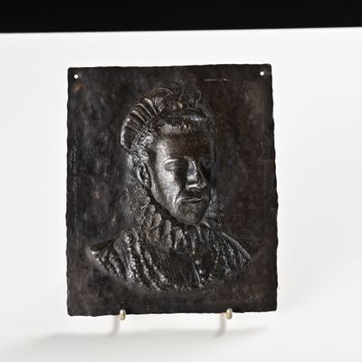 une plaque métallique sur laquelle figure la photo d'un homme