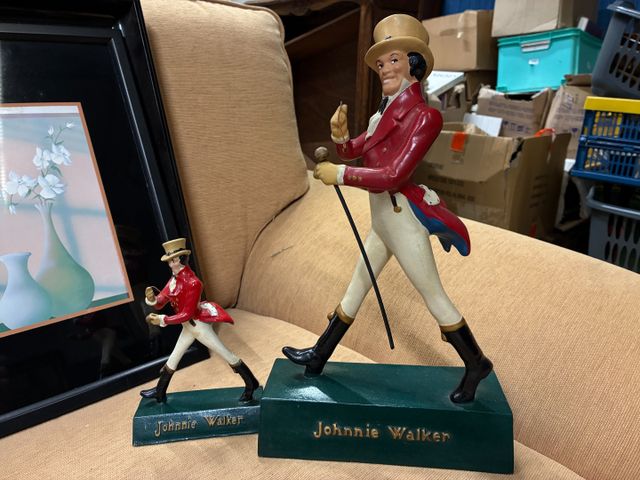 Johnnie Walker. Ensemble de deux figurines publicitaires de deux ...