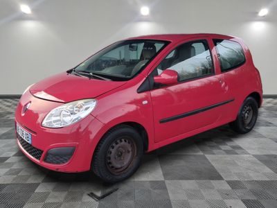 la photo d'une voiture rouge garée dans un garage