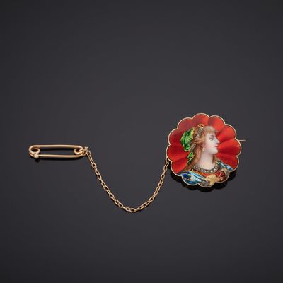 une broche en or et émail représentant le visage d'une femme