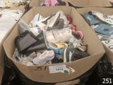 une boîte remplie de chaussures posée par terre