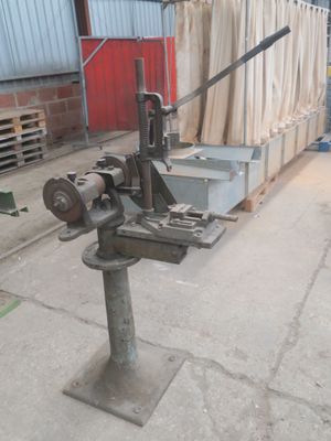 une machine qui se trouve sur le bord de la route