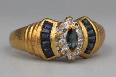 Bague en or ornée de saphir navettes, calibrés et de diamants. P 4g - Photo 1