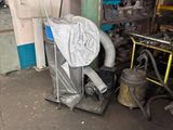 une photo d'une pièce où se trouvent plusieurs objets par terre