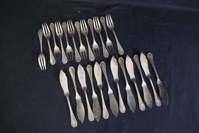 un grand nombre de fourchettes et de cuillères disposées sur une table