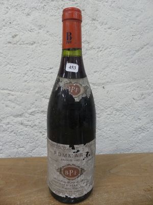 une bouteille de vin posée sur une table