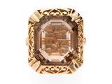 un gros plan d'une bague sertie d'une pierre marron