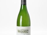 une bouteille de vin posée sur une table