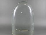 vue du dessous d'un vase en verre transparent à bord doré, sur fond gris