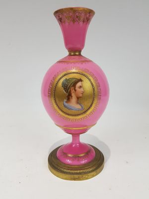 un vase rose orné d'une image représentant une femme
