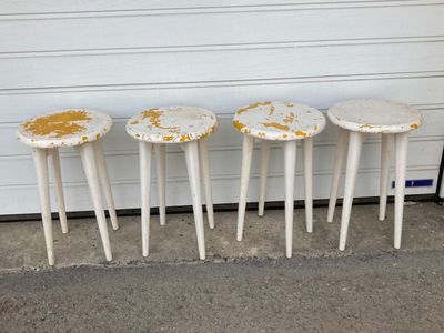 Ensemble de quatre tabourets hauts en bois relaqué blanc à q…