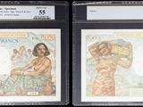 Trois types de monnaies différents sont exposés dans une vitrine