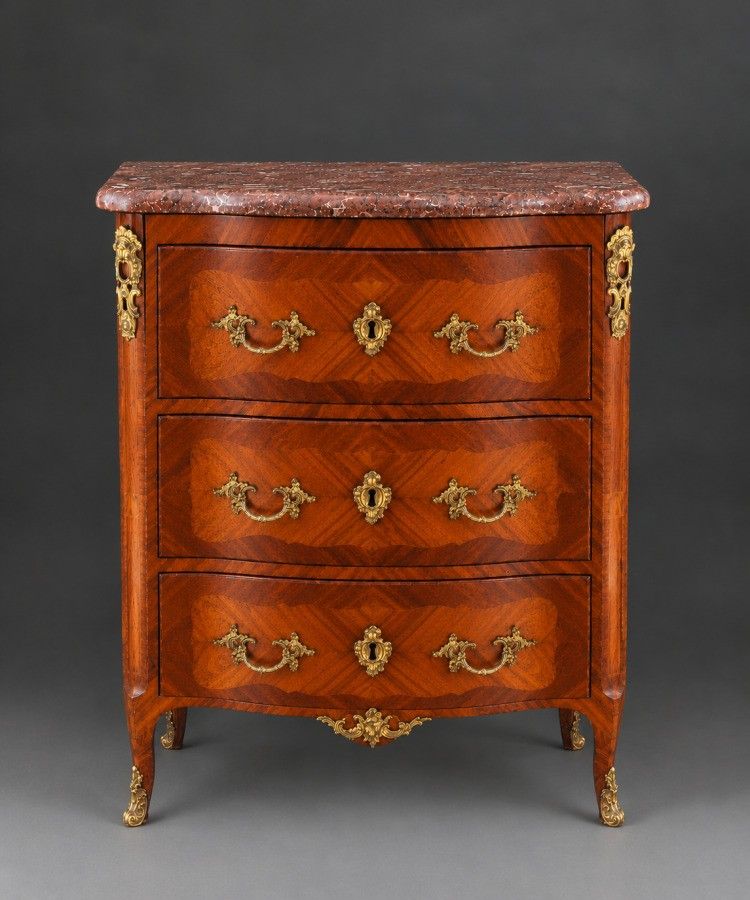 Commode d'entre deux ouvrant par trois tiroirs, en placage d…