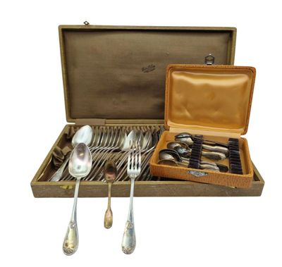 une boîte contenant des couverts, sur fond blanc