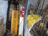 une cage contenant tout un tas d'objets